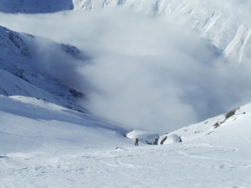 Testa Grisa : Christophe qui se traine avec ses skis bien lourds ! Le brouillard en bas, qui remontera petit à petit