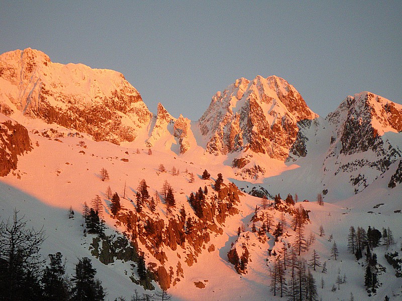 je vois la vie en rooooseuh ! : vue plein est au coucher du soleil depuis le refuge de la Cougourde