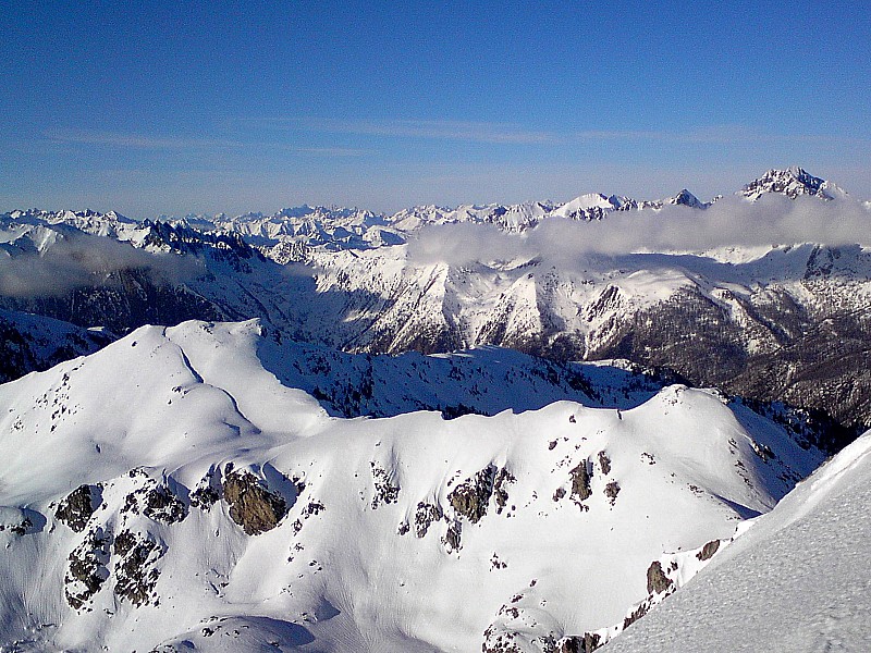 Bon enneigement en altitude : Vue sur la Tête des Marges et la Tête du Barn depuis le Mont Pépoiri