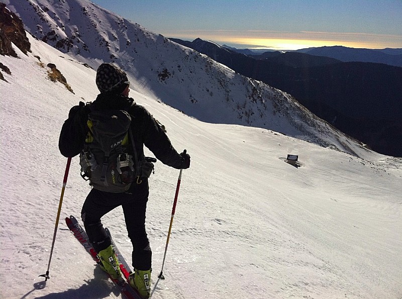 Marco bien couvert : Marco bien couvert avant la descente, vue mer au fond