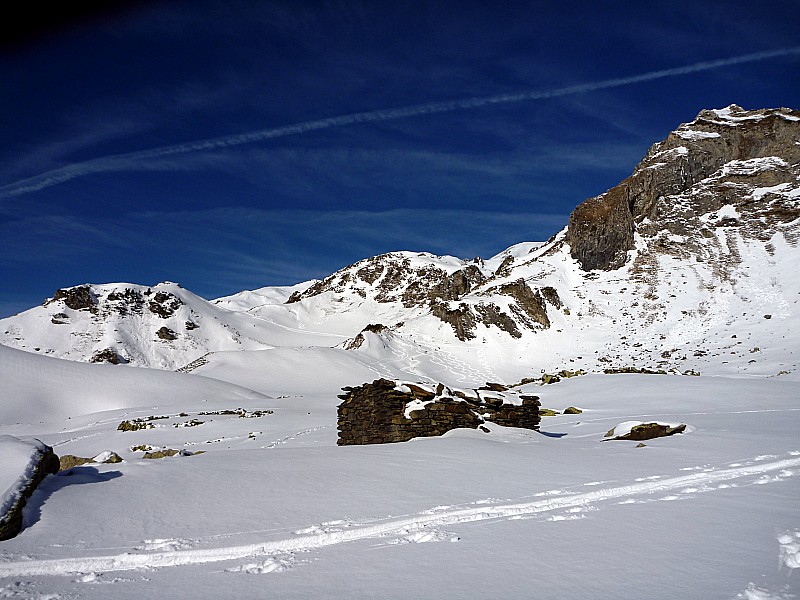 #1 vers le vallon de la lahude : une petite plaque est descendue sous la corniche vers le vallon de la lahude : une petite plaque est descendue sous la corniche