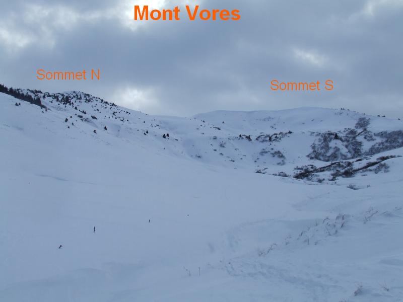 Mont Vorès : Les deux cimes du Vorès, la Nord et la Sud, la prudence nous a dirigé vers les pentes boisée du sommet N, sommet Sud, pentes NW chargées et cornichées
