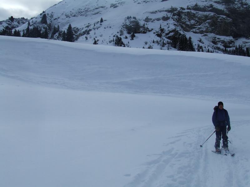 Mont Vores : derrière Serge, la petite plaque qui a cédée naturellement, située juste derrière une bosse