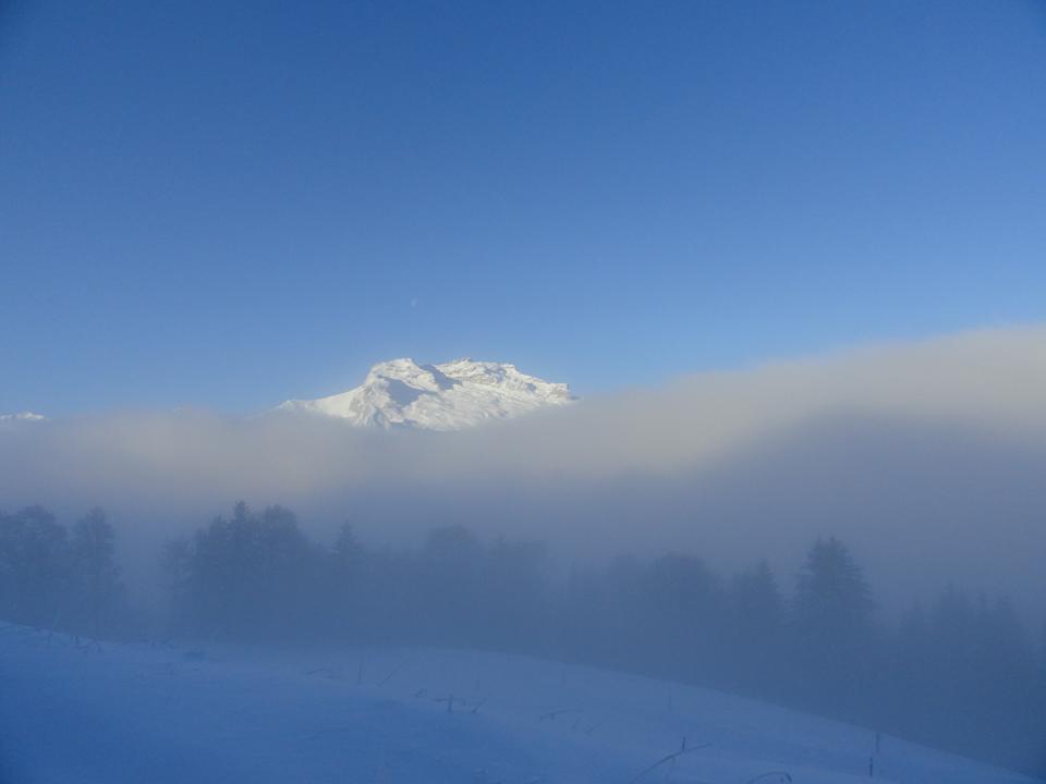 Vue sur la Tournette : Au dessus du brouillard, la Tournette se rechauffe au soleil!
