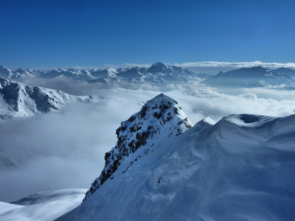 Le mont Pourri : Vue depuis le sommet E. La chaine frontalière est dans les nuages.