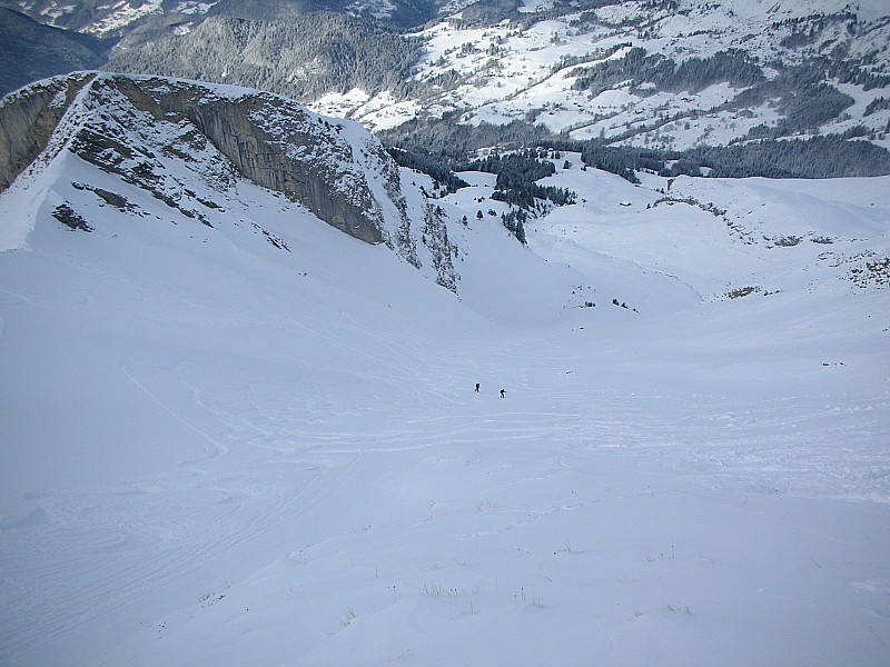 Vue du Col des Porthets : Le Point 1969 à gauche et la combe avec une belle accumulation dans tout le goulet jusqu'en bas