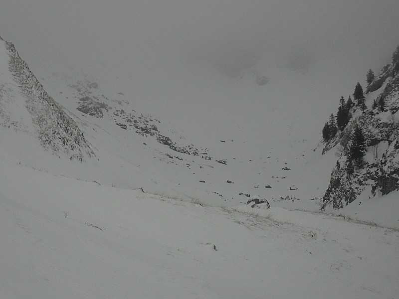 col de Planchamp ! : Quand le Ski de rando se transforme en lutte. Le Col est au fond dans les nuages et sous 60km/h de vent ...
Recherche désespérément le Soleil ...