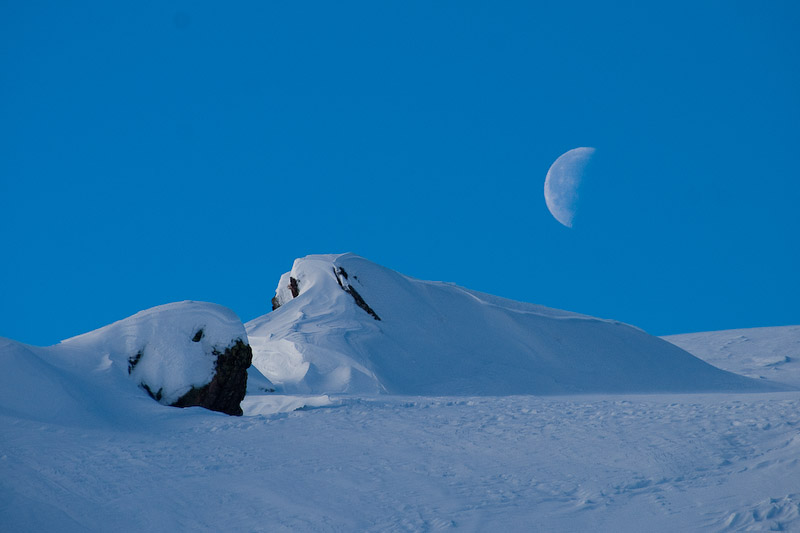Neige et lune : Pendant la montée vers la baisse de la Valmasque depuis le refuge des Merveilles