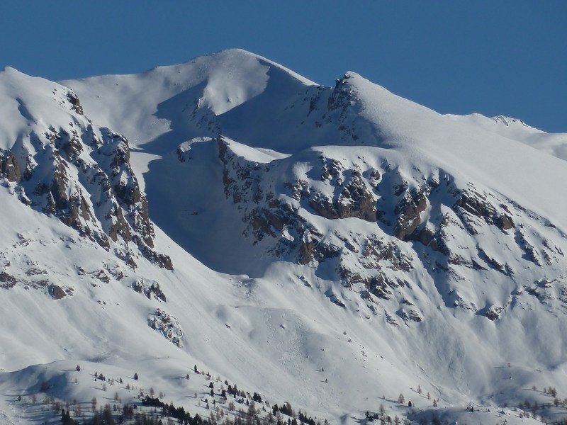 Face NW de Rasis : photo prise par Jacques depuis le Queyron le 3 janvier; deux traces se sont ajoutées.
