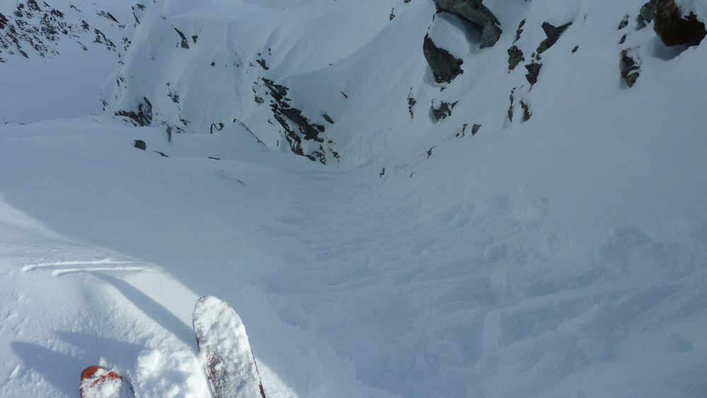 Couloir N de Combe Bronsin : un gros poney a dérapé 30m en escalier, c'est mort pour le skier du haut... dérapé, c'est pas skier  qu'ils disent sur skitour..............