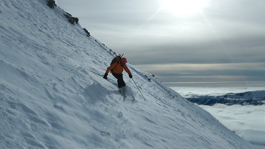 Descente magnifique sur fond de mer de nuage