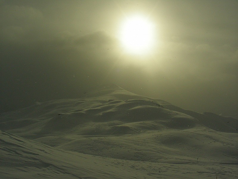 Temps chaotique : Vue sur les Pelissons - après une averse de neige et un peu de brouillard, le soleil perce à nouveau