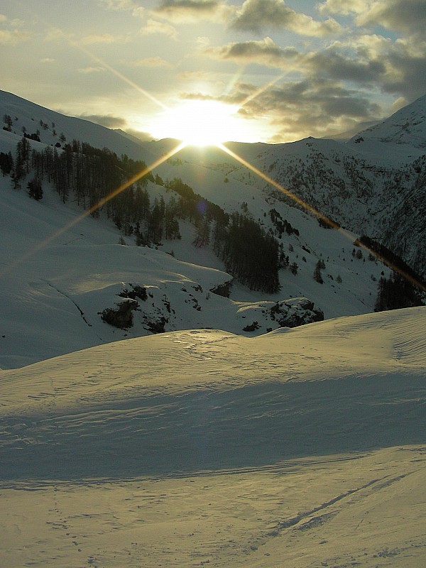 Lever de soleil : Le soleil arrive à émerger des nuages