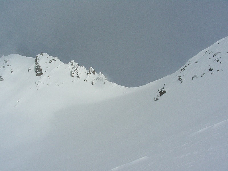 Au sommet - vue sur le col : Arrêt sur la droite du col en montant - pas de visibilité mais corniches vues d'en bas - j'ai renoncé à franchir le col
Mais, au moment de descendre, ça se dégage...