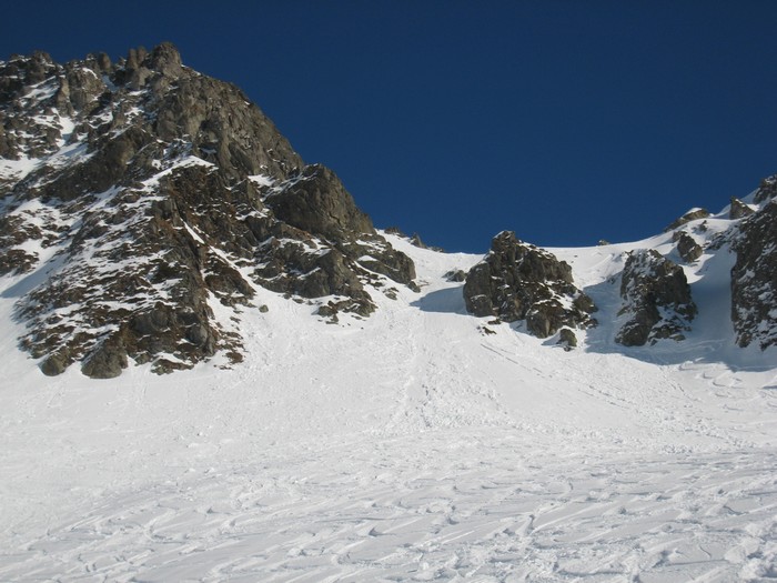 Couloir : Bonne poudre sur le dessus au bord des rochers mais, ensuite, c'est complétement gelé...