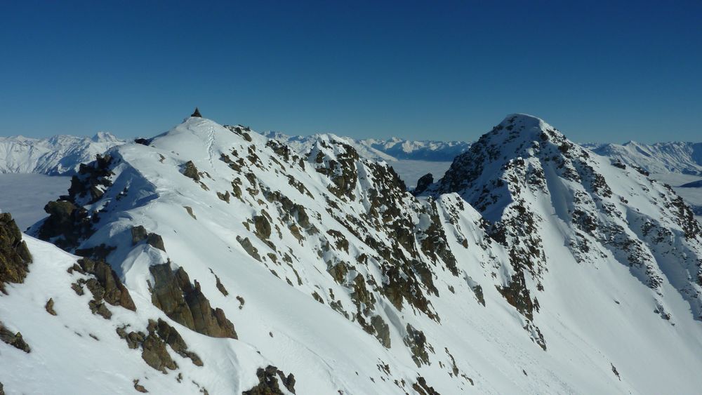 Sommets : Aulp du Pont, le vrai sommet mais l'accès à ski est peu enneigé. à droite, la Pointe du Villonnet