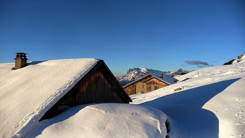 Chalets du Truc : Au fond, le Désert de Platé