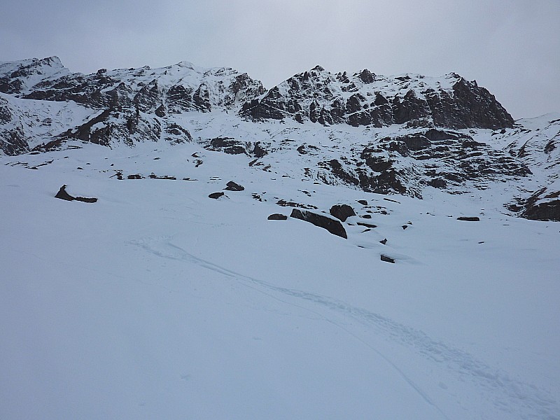 Descente sur Pététry : Ca passe assez bien dans la croupe du milieu. Un peu de tout comme neige, pas du grand ski.