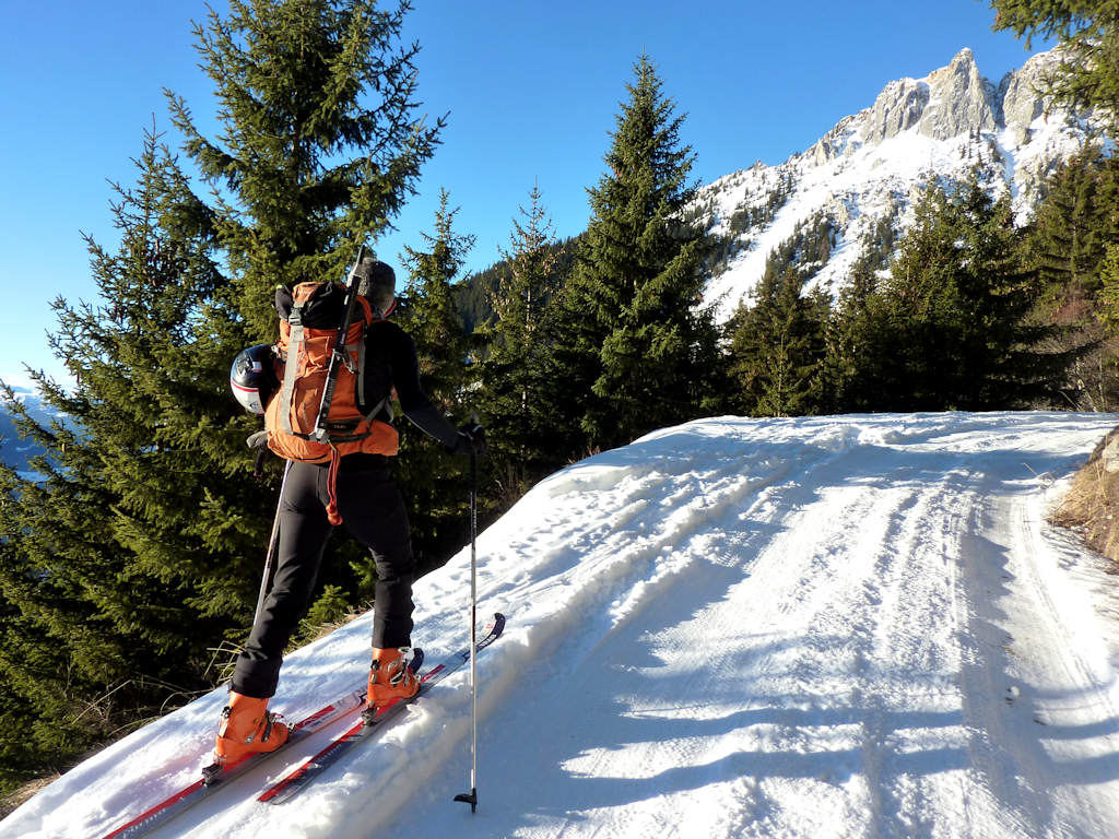 Temps printanier : Agréable montée sur la route de la Pesée.