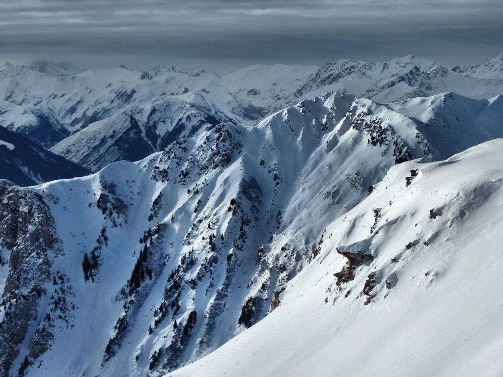Le mauvais temps arrive : La Pointe du Col est pour l'instant,encore au soleil.