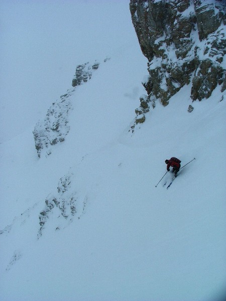 Couloir NE : Yann envoie la patate même si on y voit rien.