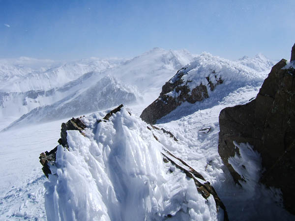 Bec de l'Aigle : Entre le pas de Chais et le sommet, vue sur Tête de Fer derrière les magnifiques concrétions de glace formées par le vent.