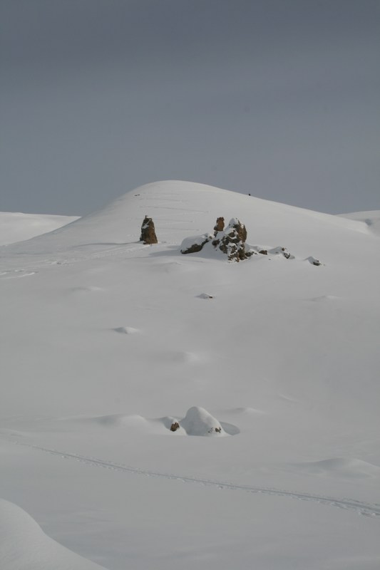 La trace de montée : sur les vingt mètres raides; c'est dans une combe 100 m à droite que ça cassera...