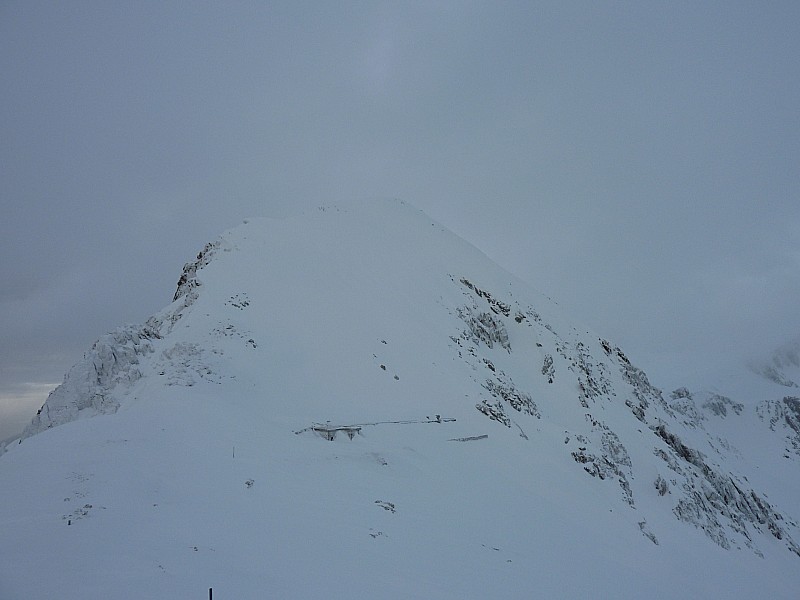 Cime de Frémamorte : Vue de la cime de Frémamorte depuis le col du même nom. Le ciel est bas. (env 08h30)