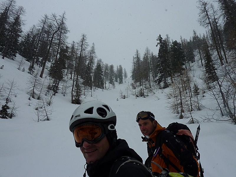 dernière remontée : neige sympa en forêt autour de 2000m. Petite couche de fraîche. On est descendu de la baisse des Adus vers le nord. Petite remontée de 100-200 m dans ce vallon pour rebasculer coté col de Saleze.