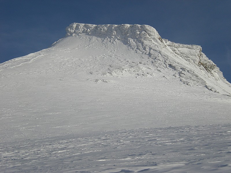 Le sommet : La pente sous le sommet était en neige tres dure, tres travaillée par le vent.