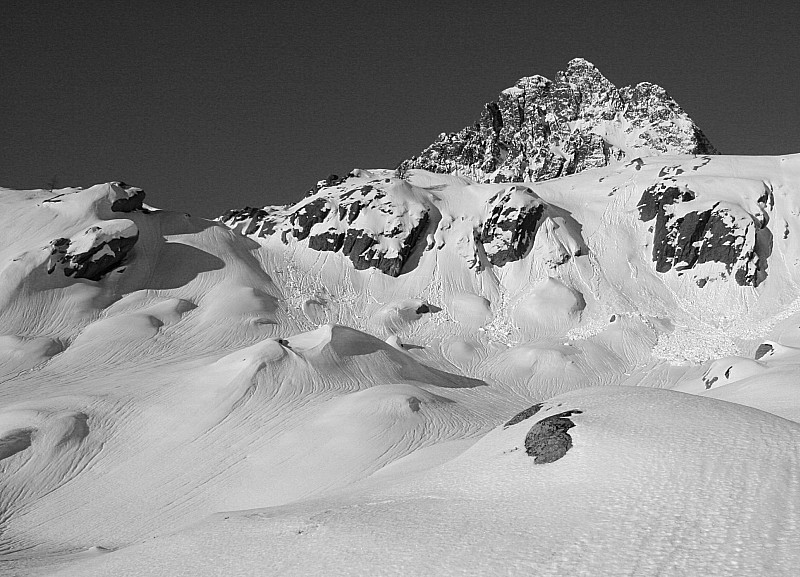 col de Beugeant : Aiguille de la Remuaz et les pentes qu'il faut franchir pour accéder à l'étage supérieur