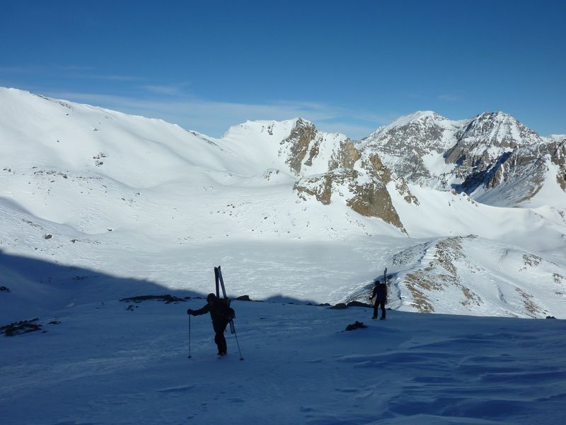 skis sur le sac : au dessus du lac blanc