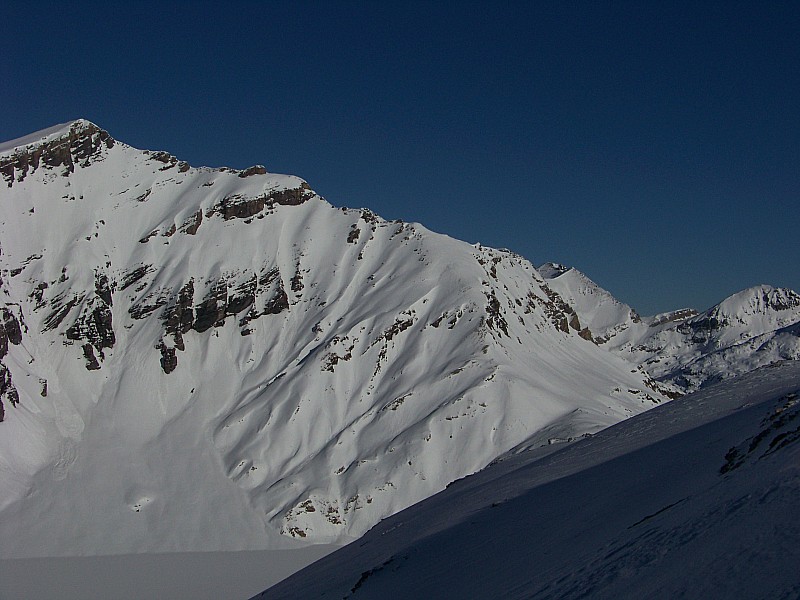 oeil de boeuf Versant sudouest : Sommet difficile d'accès en hiver à cause de la distance, d'où qu'on vienne, il parait loin.