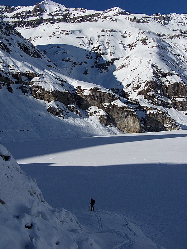 Emosson : Ambiance banquise à Emosson, pas évident de trouver le passage