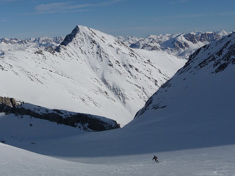 Le glacier, suite et fin : courbes appréciées car nouveaux skis, c'est le pieds !!!! ( qui n'as pas apprécié )