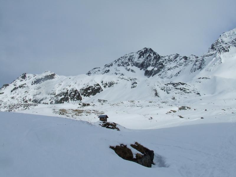 Monts Jovets : Pointe Sud en vue , ici la neige est vraiment croutée !