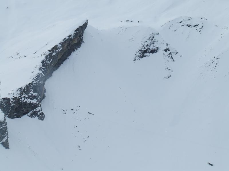 Monts Jovets : des skieurs descendant apparement du col du bonhomme