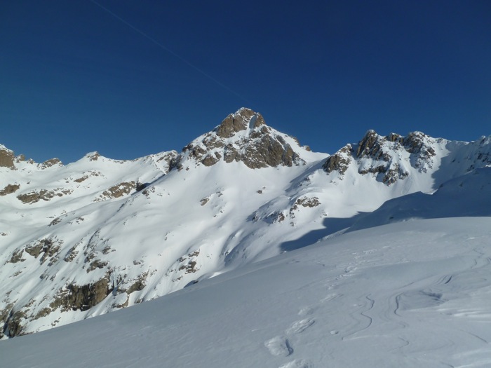 Et derrière le col : ça brille en bleu hélas...