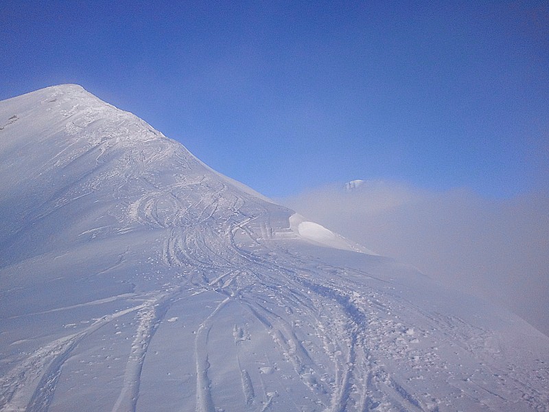 l'Homme Cairn : La pointe du sommet sans nom avec le sommet du Mt Blanc qui va sortir de la brume