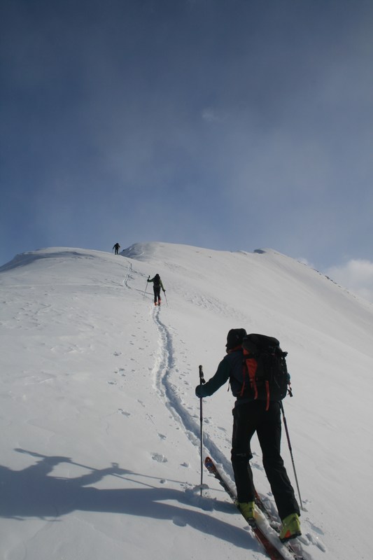 Sur la crête : sommet en vue.