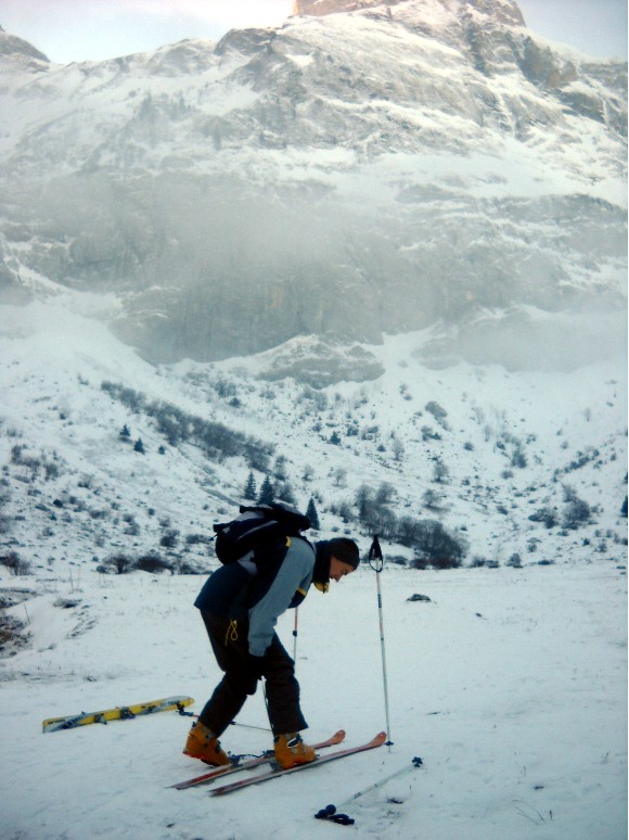 Les conditions au départ : On chausse les skis là à la montée, environ 500m après le parking, juste à la sortie du brouillard