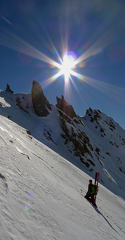 Skis sur le sac pour la fin