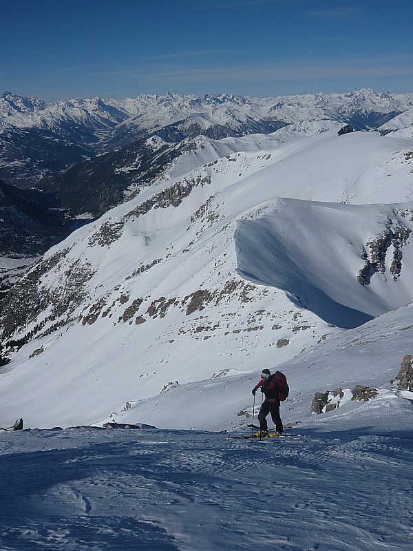 Sous le sommet : Col de Chaudemaison en contrebas et Guisane en toile de fond