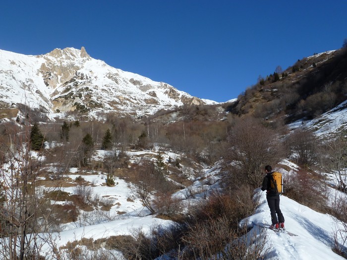 Grand Perron des Encombres : Légèrement dubitatif sur l'intérêt des skis vu l'enneigement...