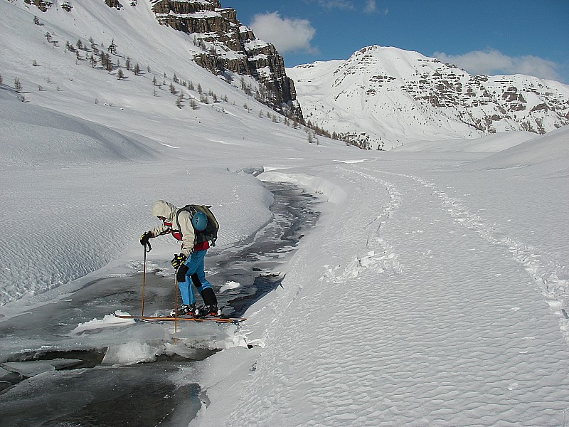 Traversée en glace : Jolie traversée du petit ruisseau dans le vallon de gialorgues... pas facile les skis sur la glace !!