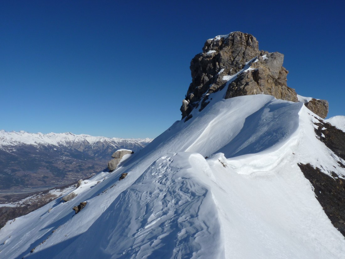 Le sommet approche : il reste la petite partis de crête et le contournement par le sud pour déboucher au sommet.