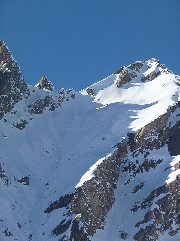 Mont Belleface : Le Bério, face SE ! Eric est prêt des barres, et belle ombre...