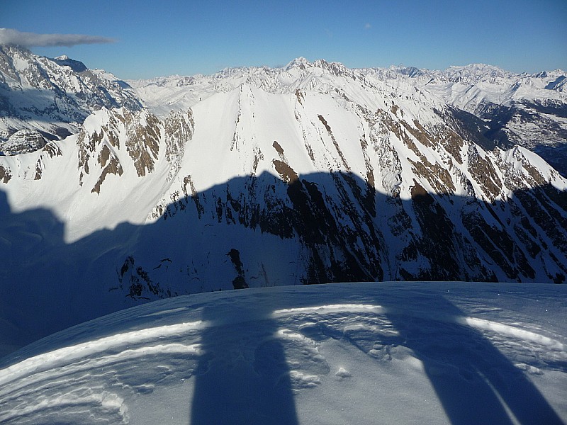 Mont Belleface : Le vallon de Youla, juste dessous et la Tête des Vieux en face, très fréquentée en ce moment...