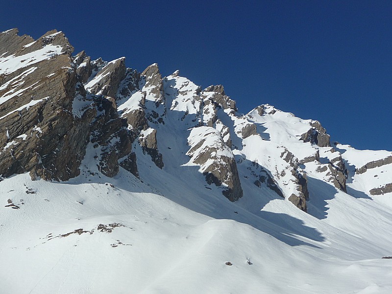 Mont Belleface : Le Bério Blanc, face SE au fond et ses couloirs annexes qui se dévoilent !