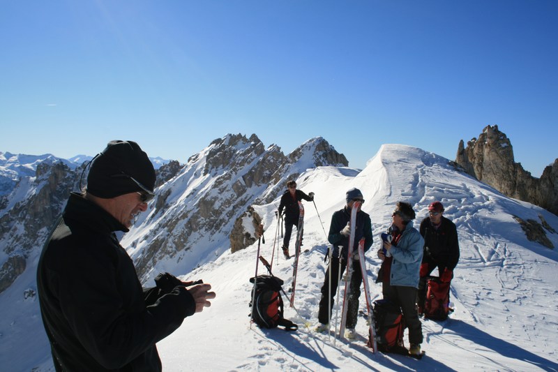 Sous la Dent : casse croute, manœuvre de peaux, le tout au soleil sans vent. Au fond Jérôme me ramène un bâton oublié en chemin; encore merci !